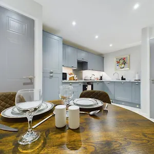 Modern Duplex Central Free Parking Wi-fi Apartment Cheltenham
