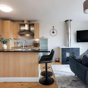 Modern Penthouse 2 Bed, 2 Bath Sleeps 6 Centre Belfast
